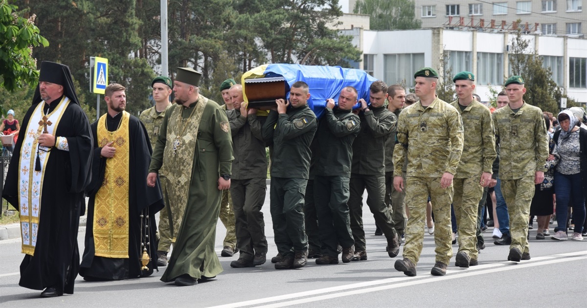 Нетішинська громада в останню путь провела Героя-прикордонника Леоніда Коржа