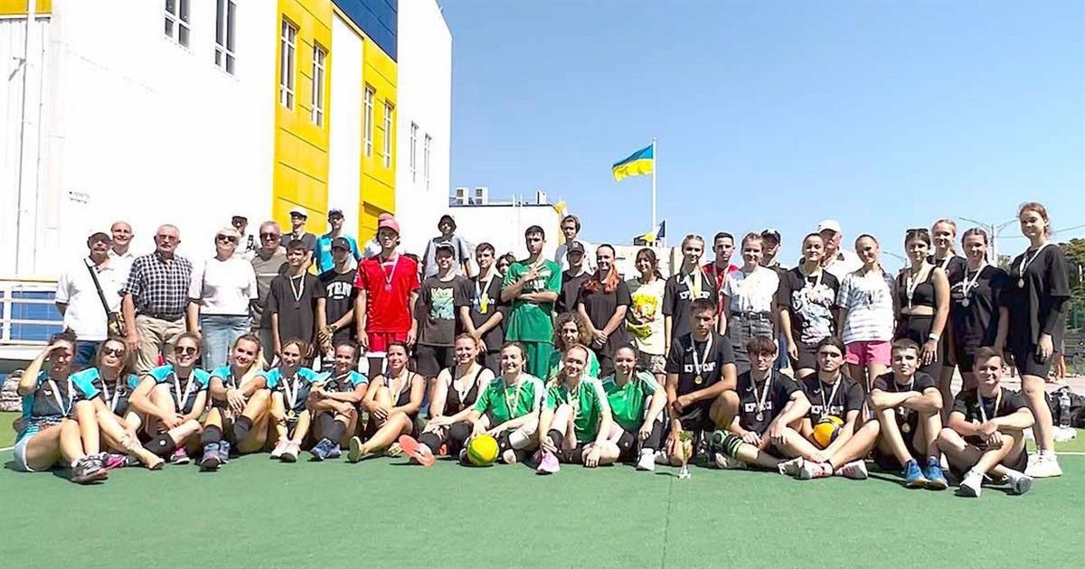В память о наставниках: в Измаиле соревновались волейболисты (видео)