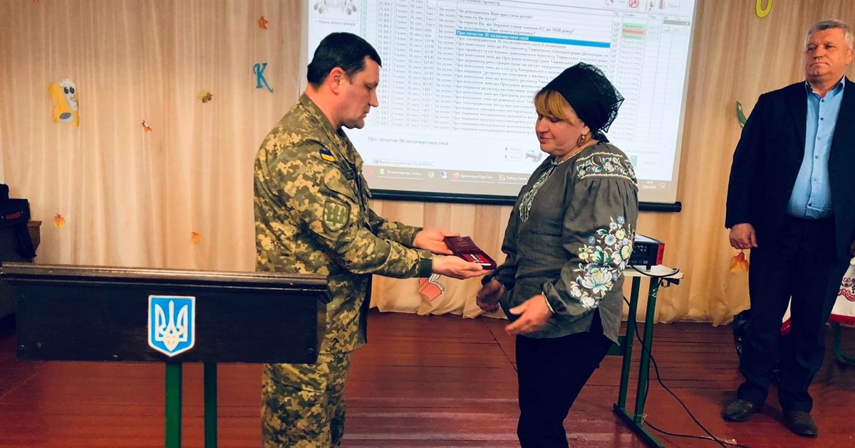 На Переяславщині дружині загиблого на війні Дмитра Орловського вручили його орден "За мужність"