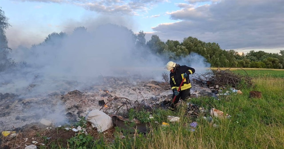 На Переяславщині горіло сміття: пожежу ліквідували за три години