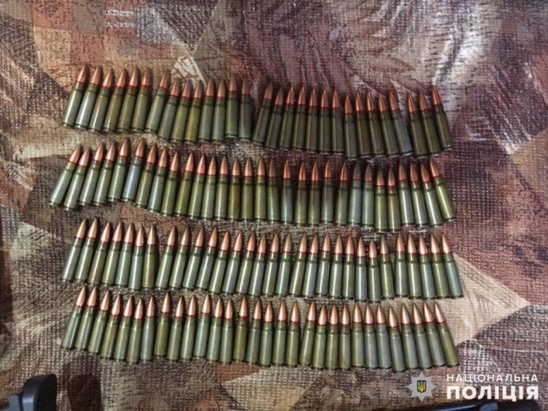 Покровчанин у кухонній шафі зберігав майже 200 набоїв 