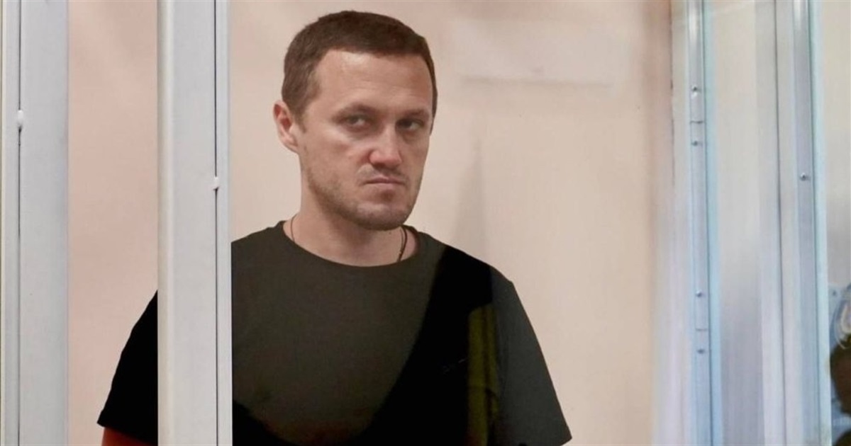 Миколаївського прокурора-зрадника засудили довічно та закидали яйцями у суді
