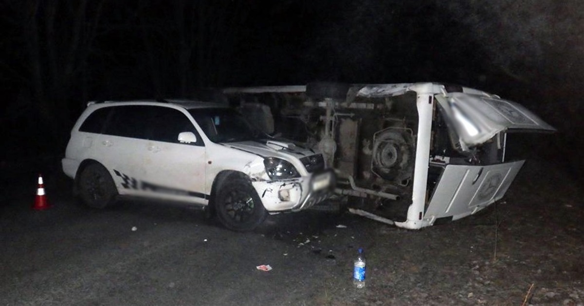 Поблизу Звягеля автівка зіткнулася з пасажирським бусом — травми отримали четверо людей