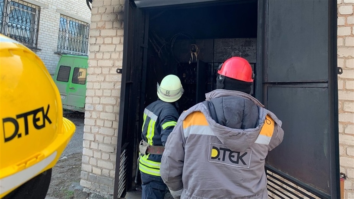 Через пожежу в комутаційних електроапаратах, близько 80 будинків залишилися без світла у Волновасі