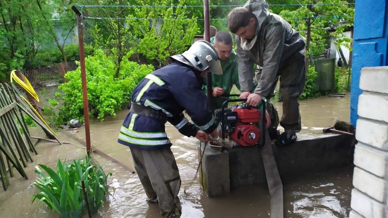 У хатах вода до пів метра: у Жмеринці рятувальники відкачали воду з 6 житлових будинків – відео