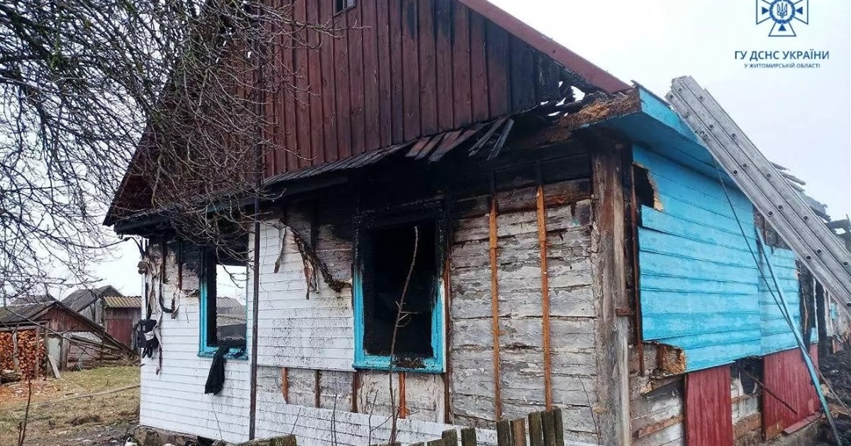 Полум'я знищило на Звягельщині оселю та господарчу будівлю — господар рятувався від вогню в полі