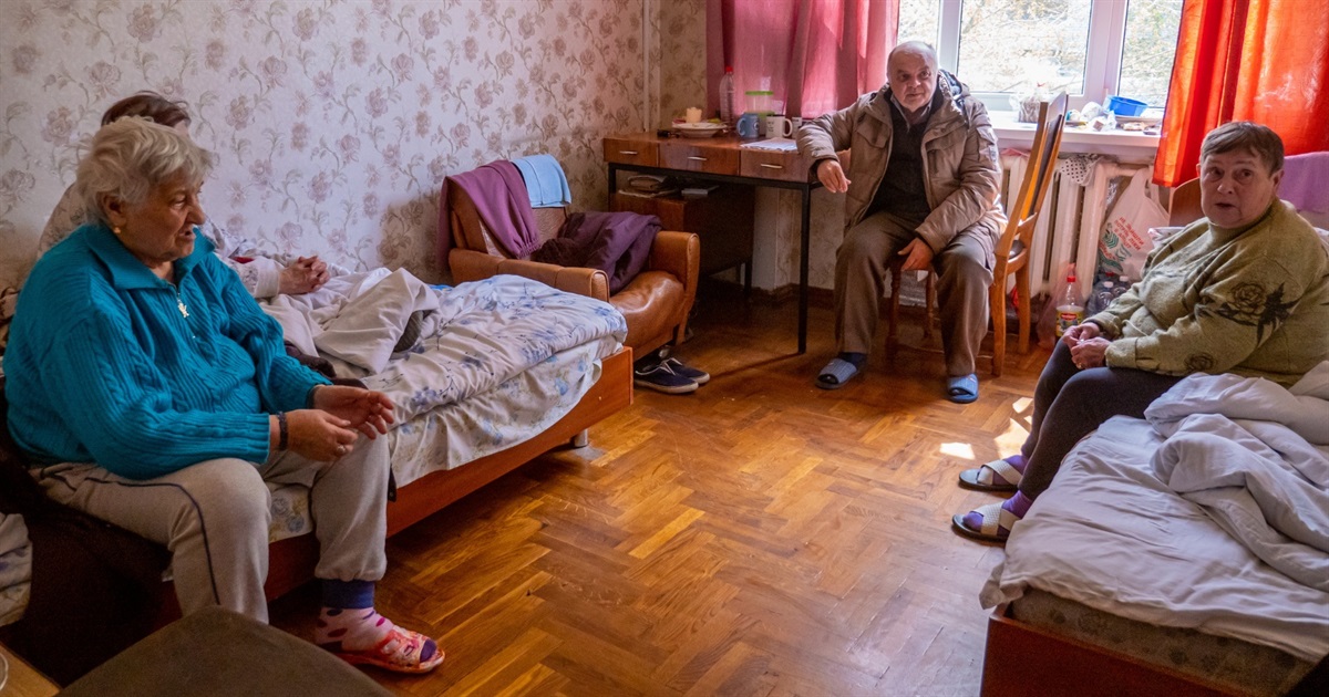 Они теперь живут вчетвером на двух кроватях. В Попасной был ад: соседа убило, в огороде нашли ногу