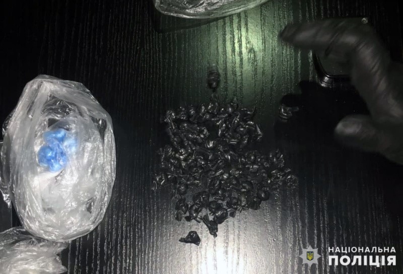 Покровські поліцейські затримали наркозбувача