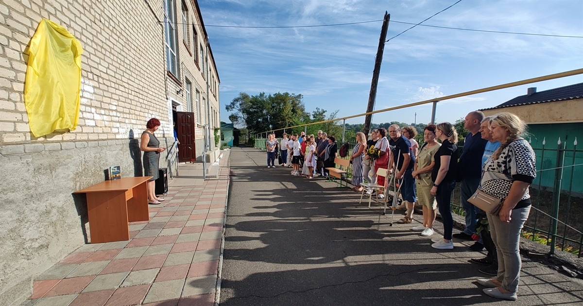 У Первомайській гімназії №3 тепер є меморіальна дошка на честь Олексія Соколовського