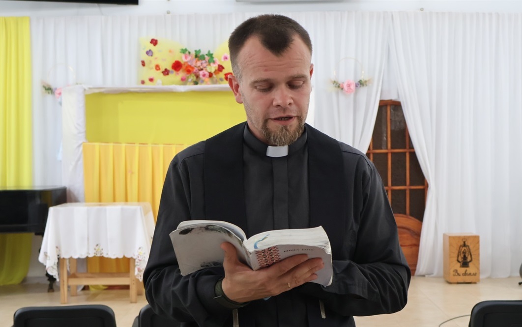 Пастор «Церкви євангельських християн-баптистів» Валентин Васильєв.