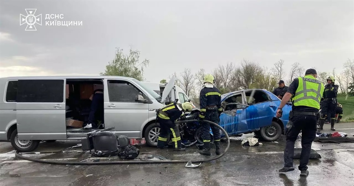 На Переяславщині внаслідок ДТП між двома авто постраждали троє людей, обидві машини загорілися