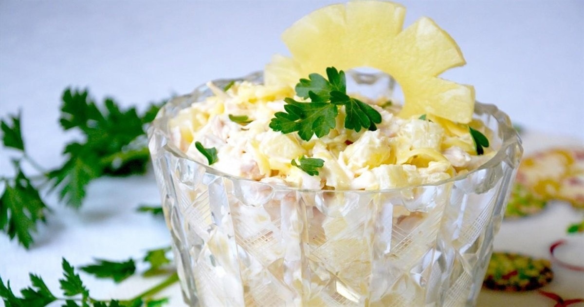 Рецепт дня: салат з курячим філе та ананасами