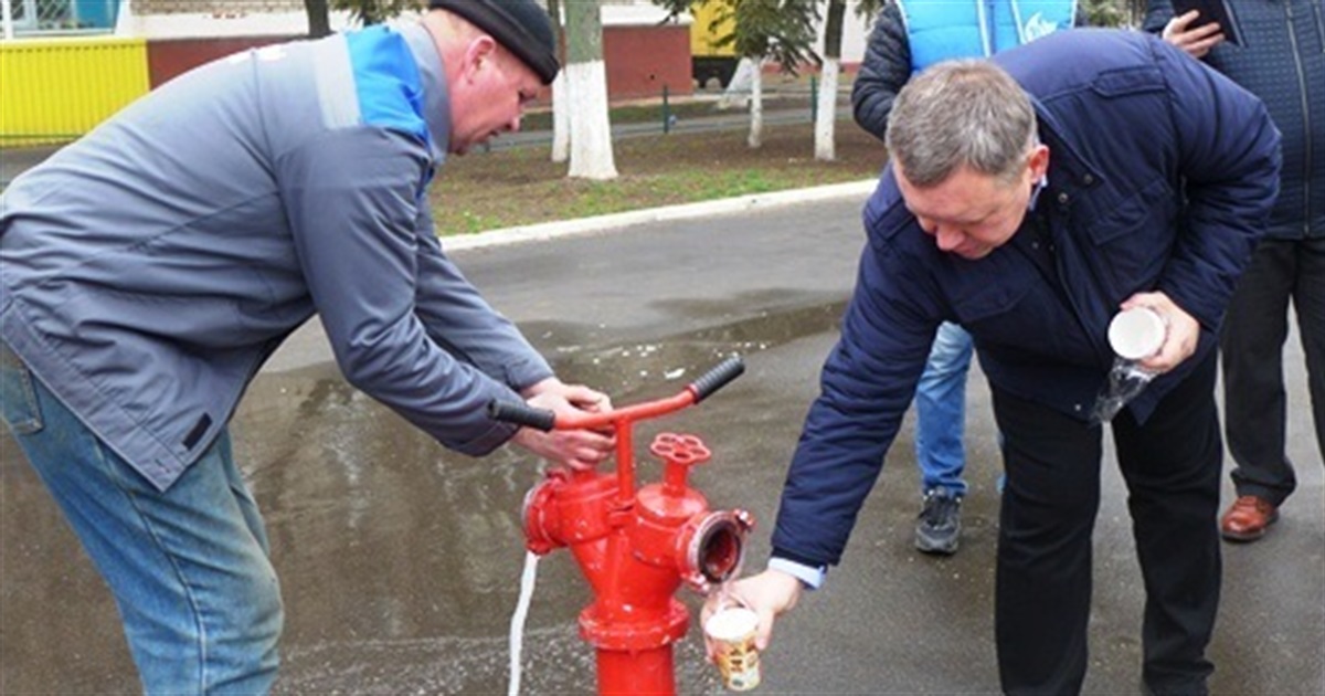 Руководители водоканалов устроили челендж и пьют воду из-под крана. Обладминистрация не рекомендует