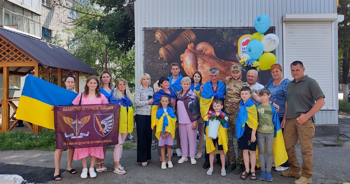 «Це були роки надії, віри, очікування»: у Первомайську зустріли звільненого захисника