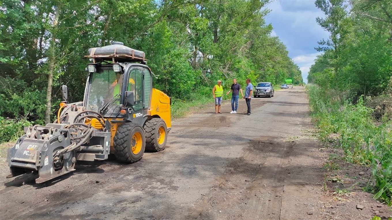 У Сватівському районі ремонтують дорогу до Райгородки: що там вже зробили