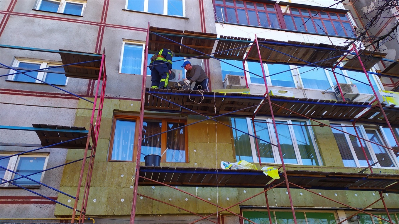 Кагарлицькі рятувальники допомогли чоловіку, який знепритомнів на будівельних лісах