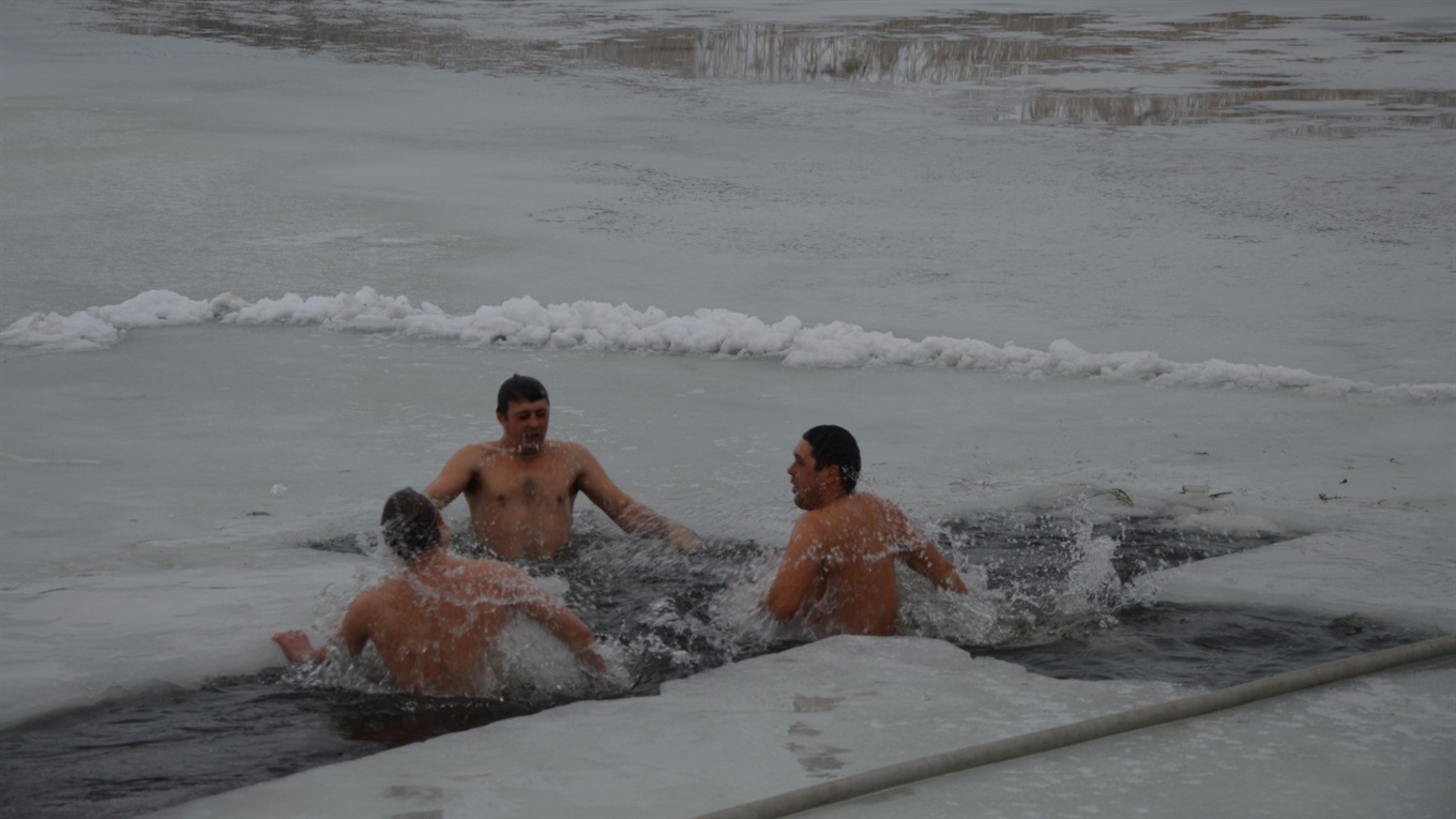 Святили воду і занурювалися у ополонку: як у Сватовому пройшло Водохреща