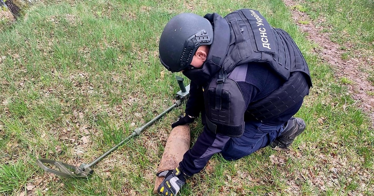 Рятувальники знешкодили артилерійський снаряд поблизу Звягеля