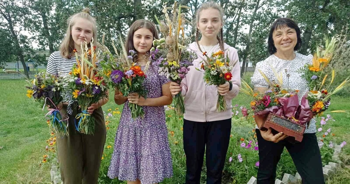 У селах Переяславщини провели благодійний концерт і вчили дітей робити "маковійчики" до свята