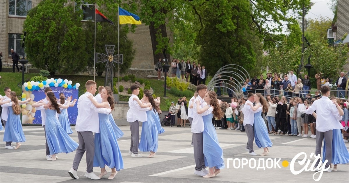«Нехай підкорюють світ»: для учнів Городоцького ліцею №1 прозвучав останній шкільний дзвінок
