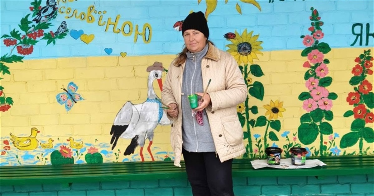 У Строкові місцеві жителі перетворили стару автобусну зупинку на яскравий артоб’єкт