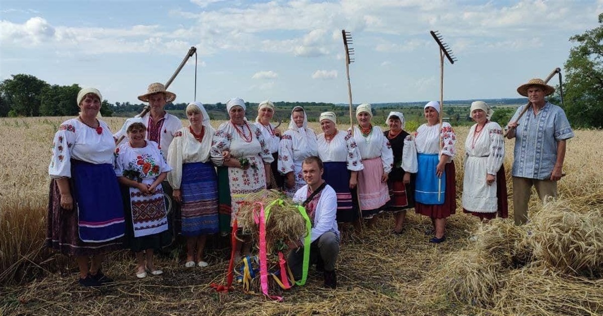 На Переяславщині аграрійка з аматорським колективом провели "зажинки": атмосферні фото