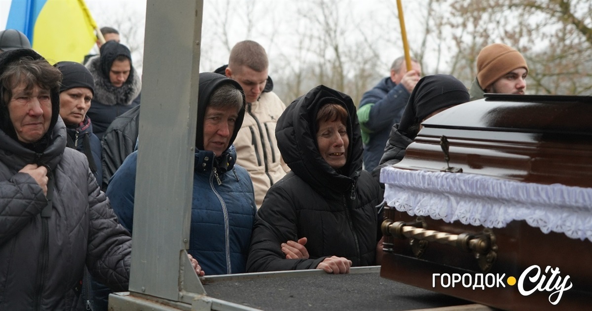 Плакало навіть небо: у Великому Карабчієві провели в останню путь полеглого Олександра Гардиша