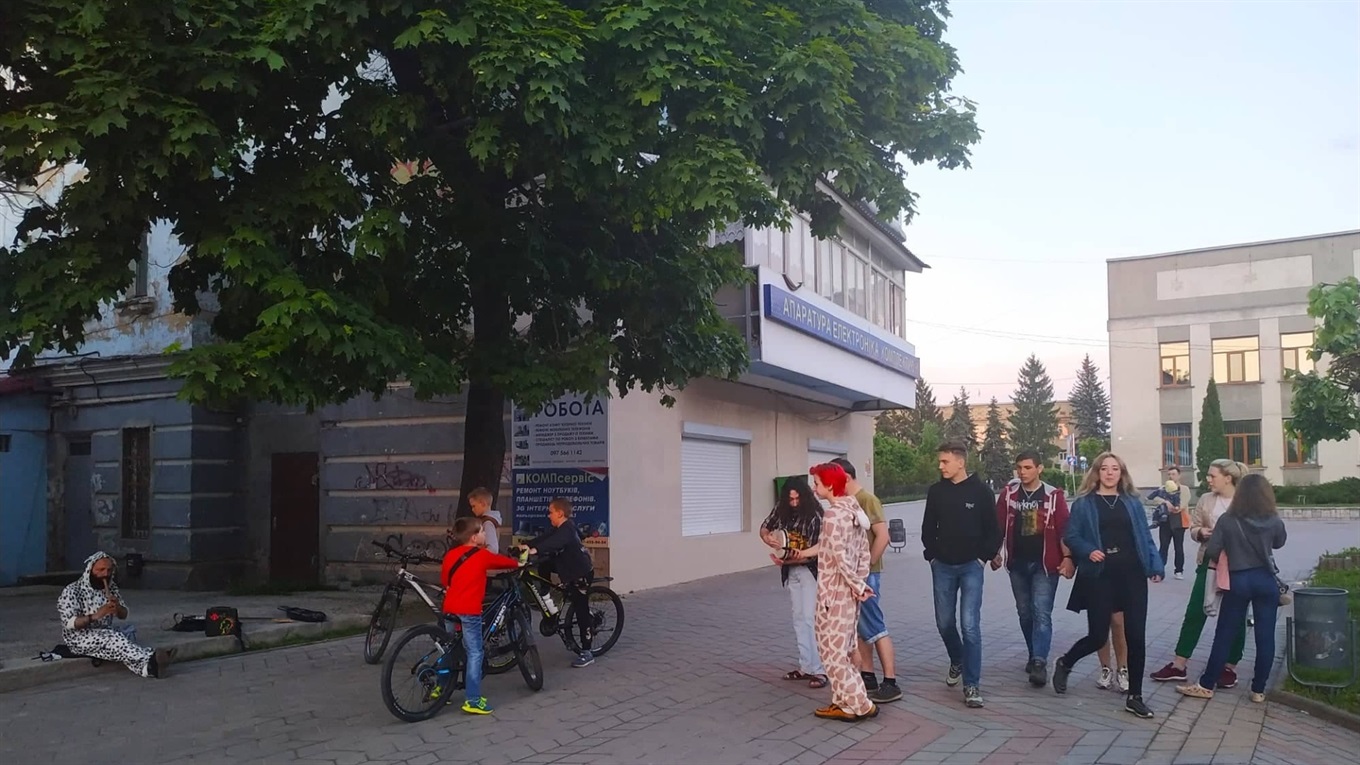 На площі Жмеринки неймовірно звучить сопілка: відео з вуличними музиками