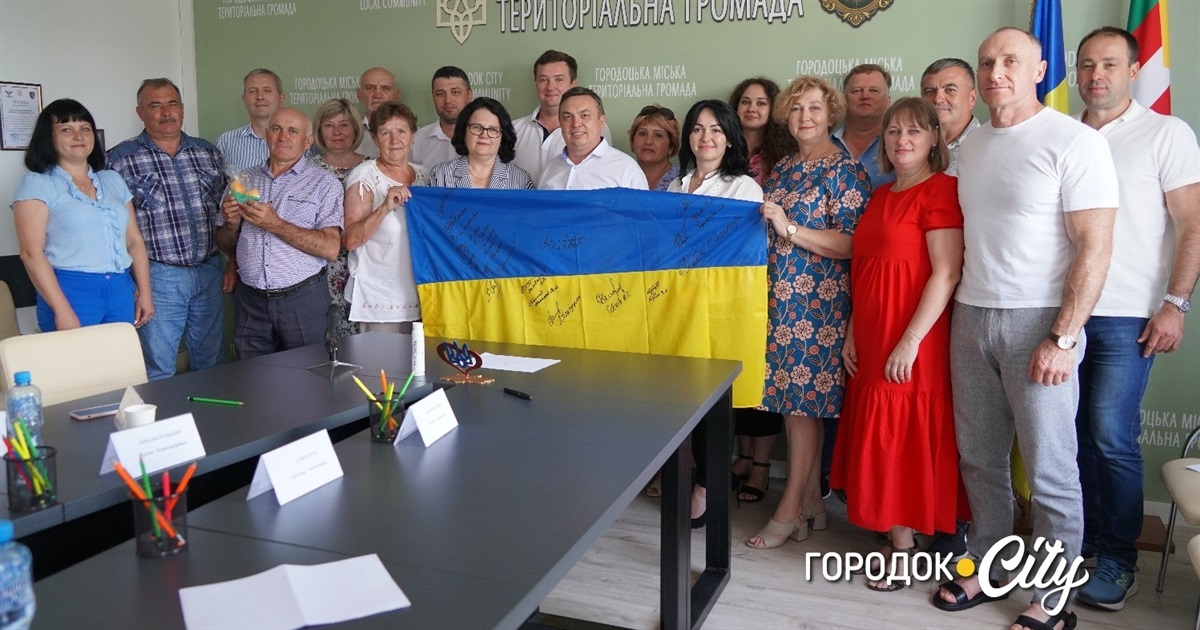 Делегація з Городка планує поїздку до міста-партнера у Литві: прапор підписали місцеві депутати