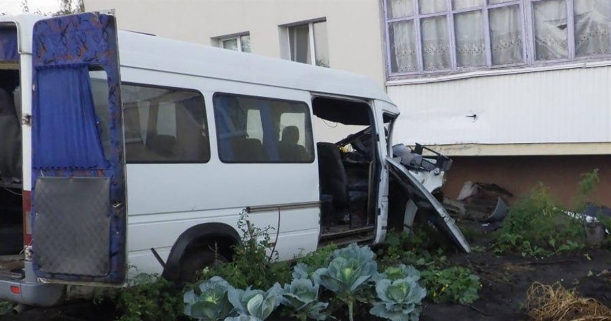 Викрав автобус та в’їхав у стіну багатоповерхівки: 21-річному звягелянину повідомлено про підозру