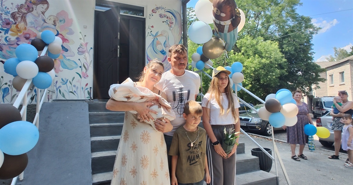 Як у Первомайську зустрічали з пологового дружину захисника із новонародженим сином