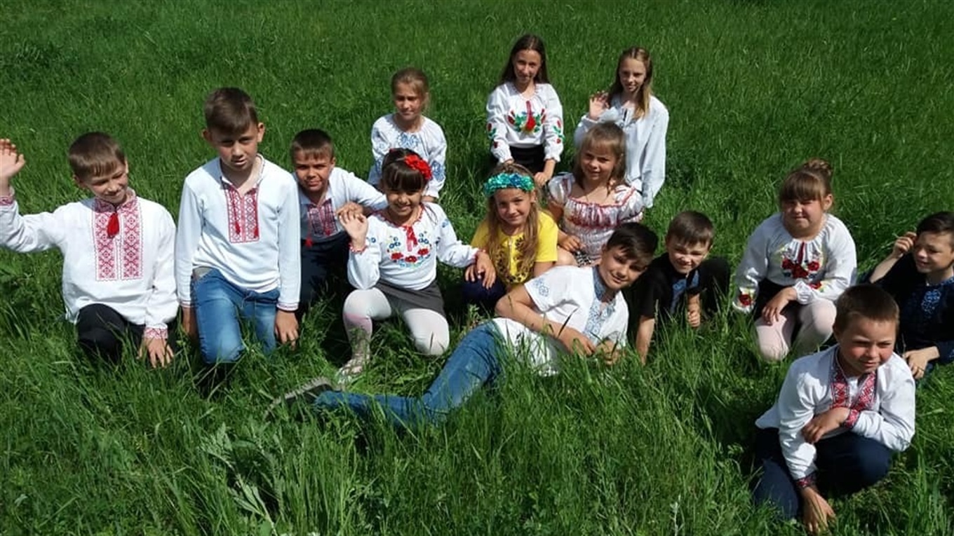 У День вишиванки сватівчани прийшли на роботу, у школи, садочки у вишиванках: фото з Facebook