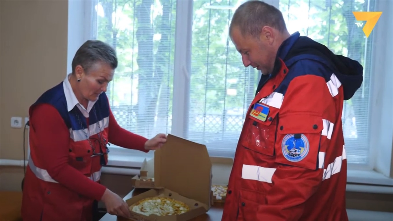 Здоровая конкуренция: как в Мариуполе пиццерии объединились ради помощи медикам