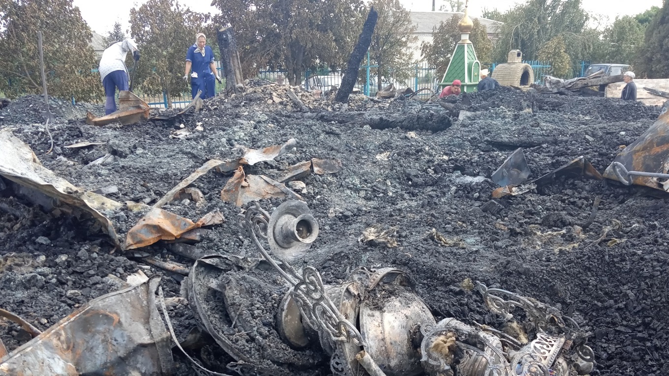Тут був храм Петра і Павла. Репортаж із подвір'я cтаровинної церкви в Лимані, яку знищив вогонь