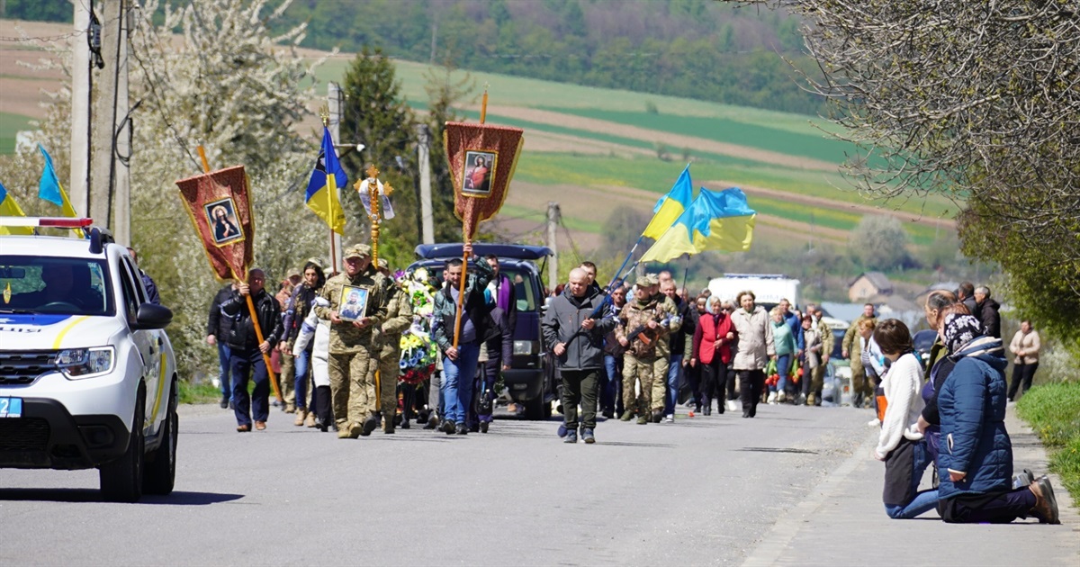 «Він не пішов від нас, він приєднався до нашої небесної армії». Про останній шлях Любомира Поповича