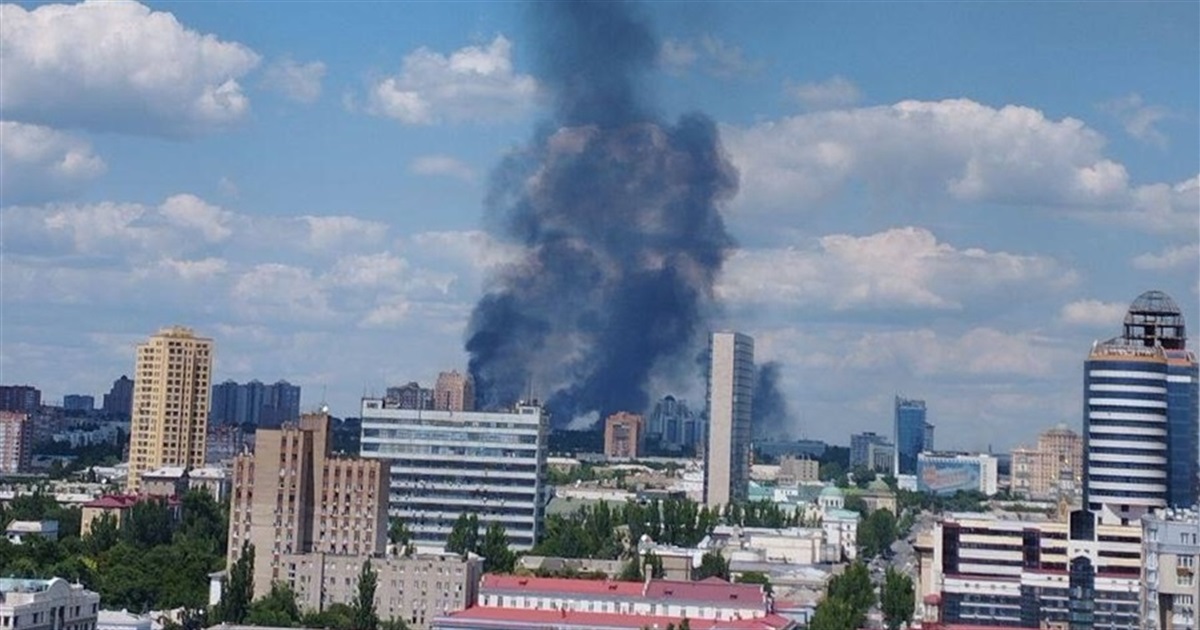 Донецк уже 7 часов взрывается и горит. Жители оккупированного города в шоке от происходящего