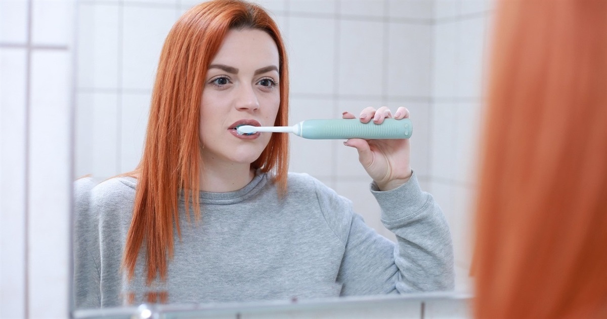 Як правильно користуватися електричною зубною щіткою: головні тонкощі