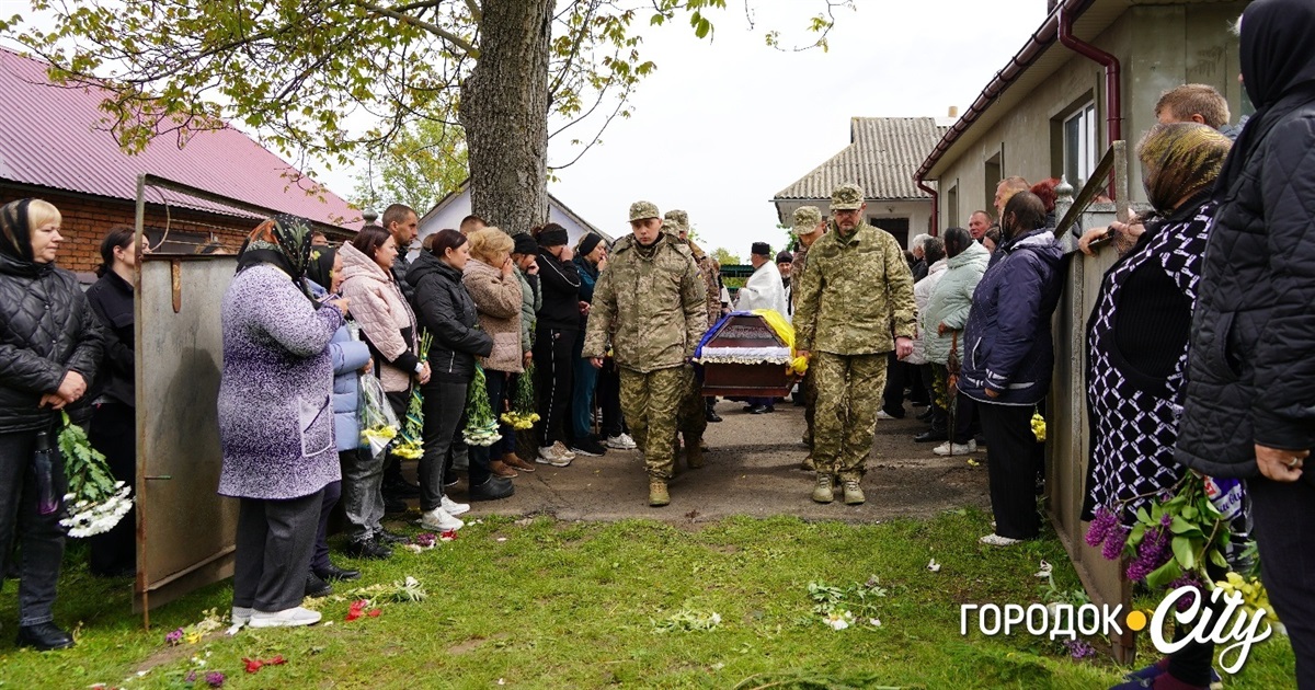 «Прощався наче востаннє». У Підлісному Олексинці городоччани провели в останню путь Вадима Кицуту
