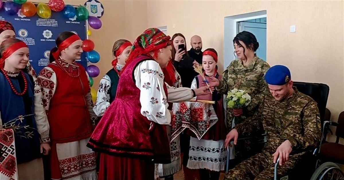 Історія кохання під час війни: у лікарні на Житомирщині одружилися двоє військових