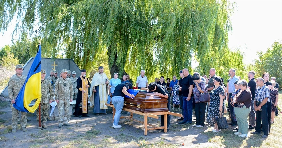 Повернувся додому "на щиті", алеєю квітів і прапорів: у Сущанах поховали воїна Володимира Семененка