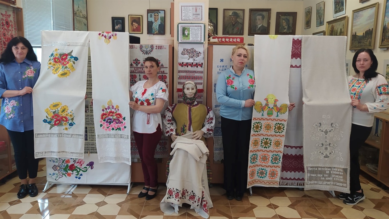 У Сватовому у музеї до Дня вишиванки запрацювала виставка робіт місцевих майстринь: подробиці