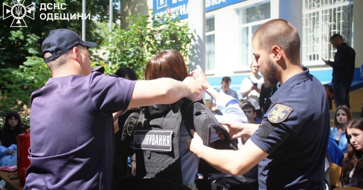 В Ізмаїлі рятувальники поділилися з учнівською молоддю секретами професії