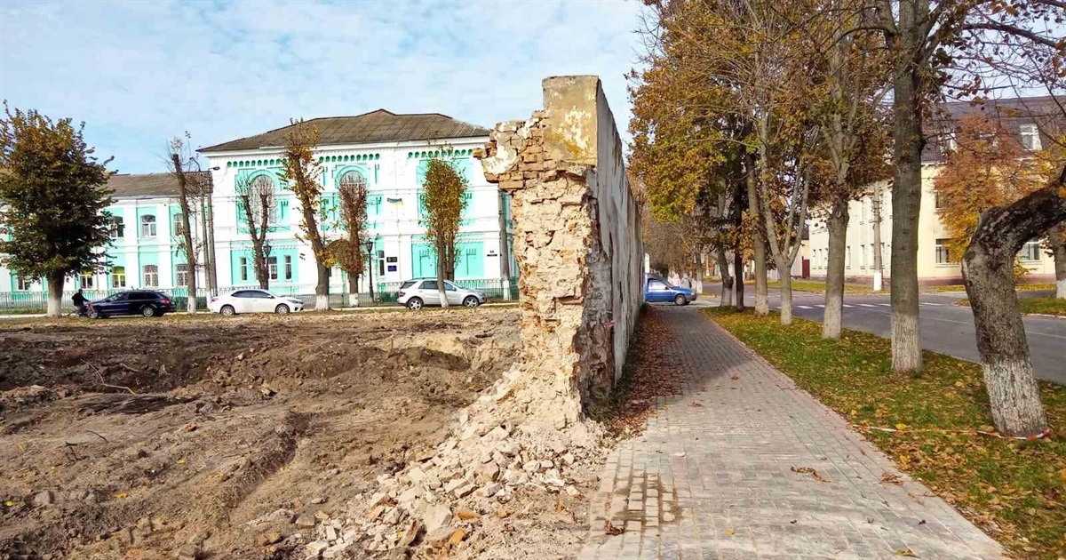 Чому в Переяславі знесли монастирський мур та що буде з його залишками