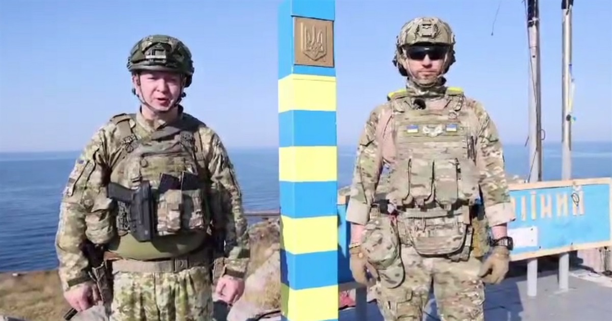 На острове Змеиный измаильские пограничники установили пограничный знак