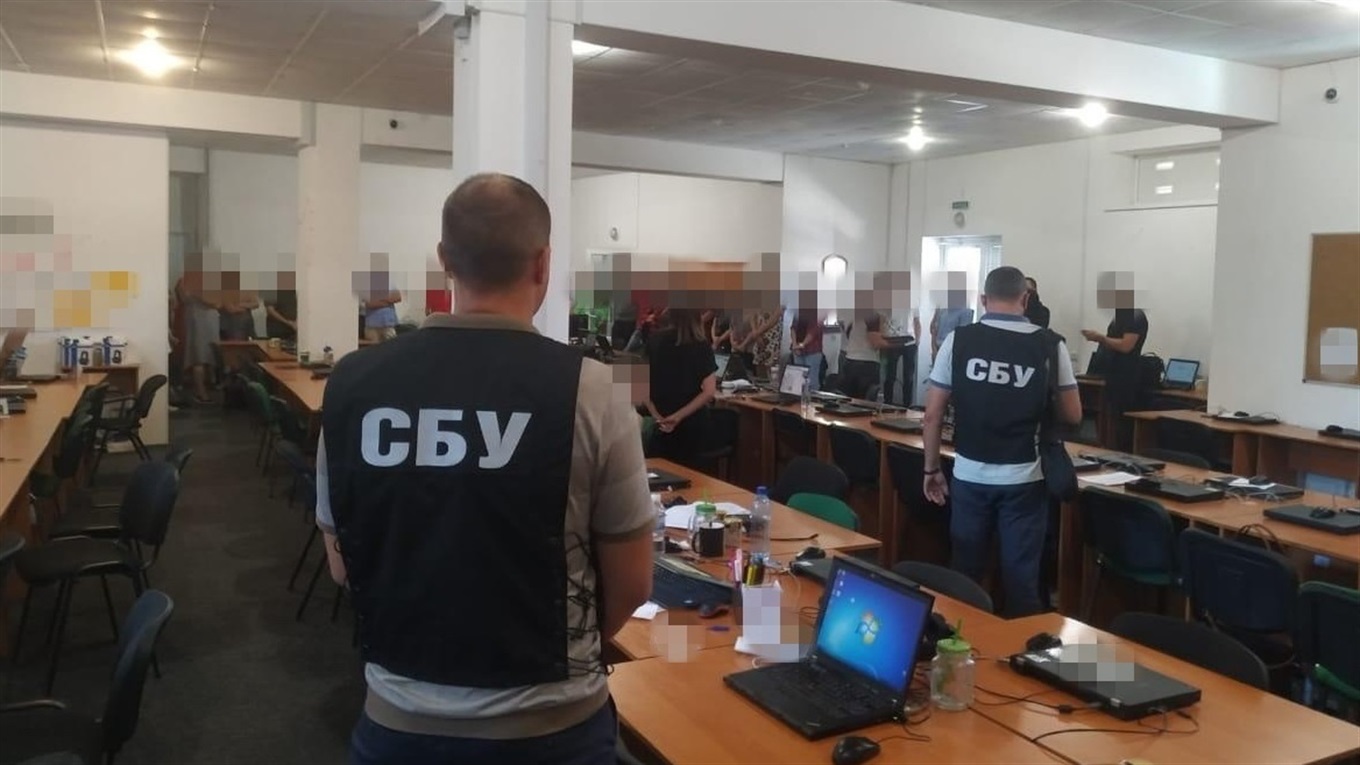 В Мелитополе на мошенников работало 54 оператора, выуживая у людей информацию о банковских картах
