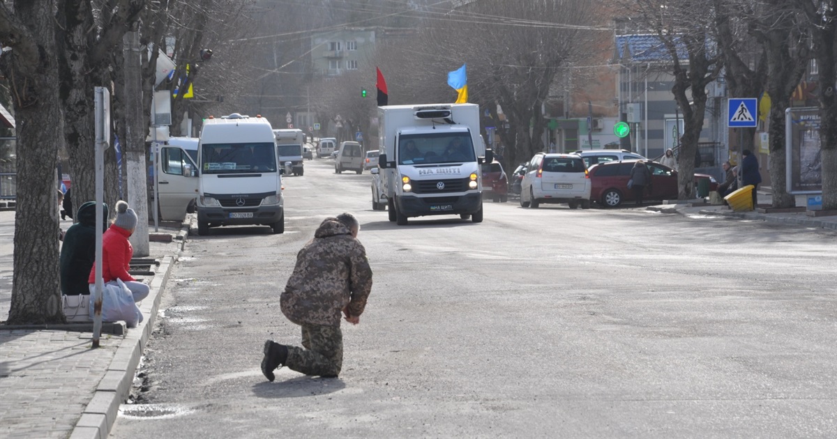 Майже два місяці невідомості: на рідну Чортківщину назавжди повернувся 24-річний воїн Король Назар