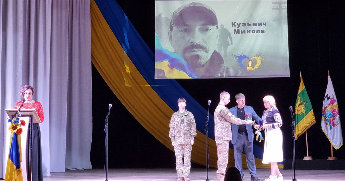 Родинам загиблих Захисників України вручили відзнаки “За заслуги перед Звягельським районом"