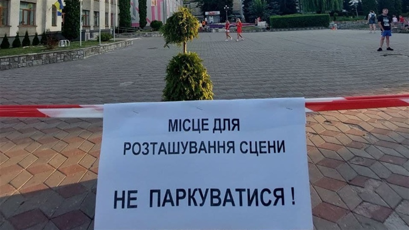 Водіїв у Жмеринці просять не паркуватися в центрі: встановлюють сцену і готують феєрверк