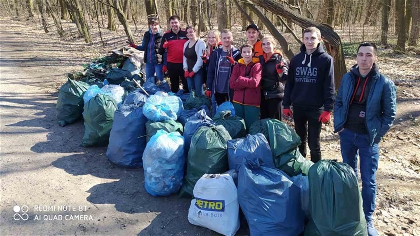 «Жмеринська мафія» зібрала 40 мішків сміття на узбіччі дороги та в Михайлівському лісі