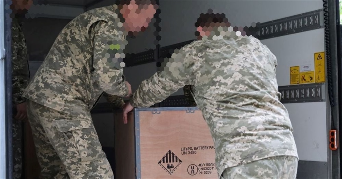 Військовим на передову передали портативні зарядні станції та виносні антени "Павук"